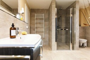 Een douche, een haardroger, handdoeken