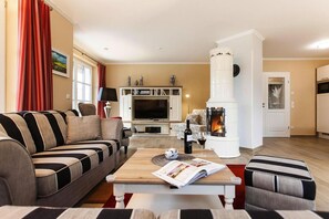 Smart TV, caminetto, lettore DVD, impianto stereo
