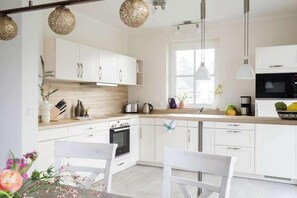 Fridge, microwave, oven, stovetop - Ferienhaus, Fuhlendorf (Fuhlendorf)