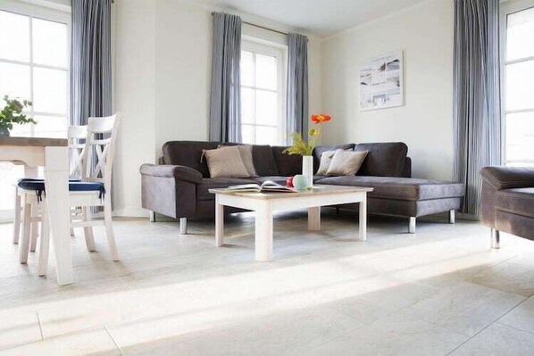 Smart TV, fireplace, DVD player