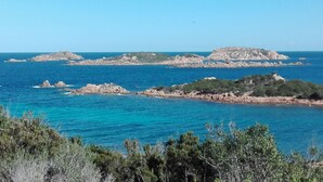 A coastal landscape with rocky outcrops and clear blue sea. - Apartment in Cannigione (Cannigione)