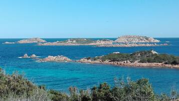 Una spiaggia nelle vicinanze
