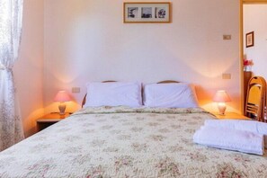 1 bedroom, travel cot, free WiFi