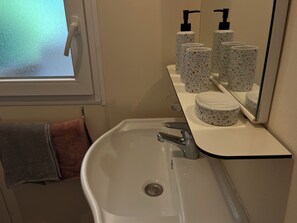 Douche, sĂšche-cheveux, savon, shampoing