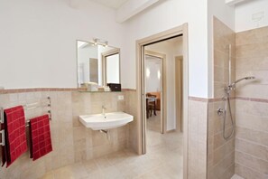 Regadera, bidet, toallas 