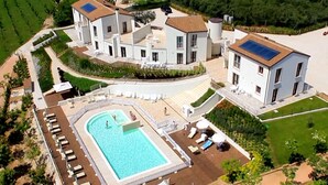 Une villa moderne dotée d’une piscine, de plusieurs chambres d’hôtes et d’un jardin bien entretenu.