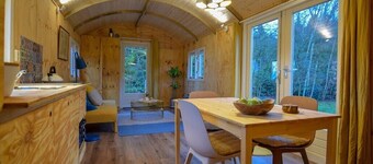 Ruime Pipowagen aan het bos in Dwingeloo