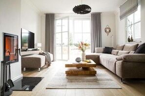 Smart TV, lareira, aparelho de som