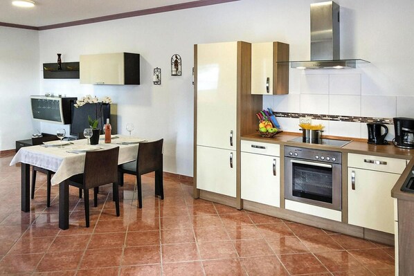 Geladeira, fogão, cooktop, lava-louças
