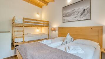 3 bedrooms, travel crib, free WiFi