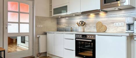 Kühlschrank, Mikrowelle, Ofen, Herdplatte