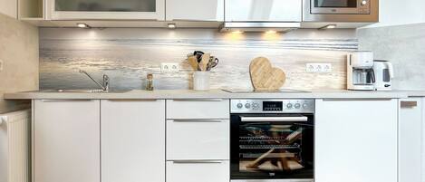 Køleskab, mikrobølgeovn, ovn, kogeplade