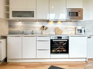 Kjøleskap, mikrobølgeovn, ovn og kokeplater