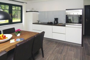 Fridge, oven, stovetop, dishwasher - Ferienhäuser im Naturresort Drewitz (Drewitz)