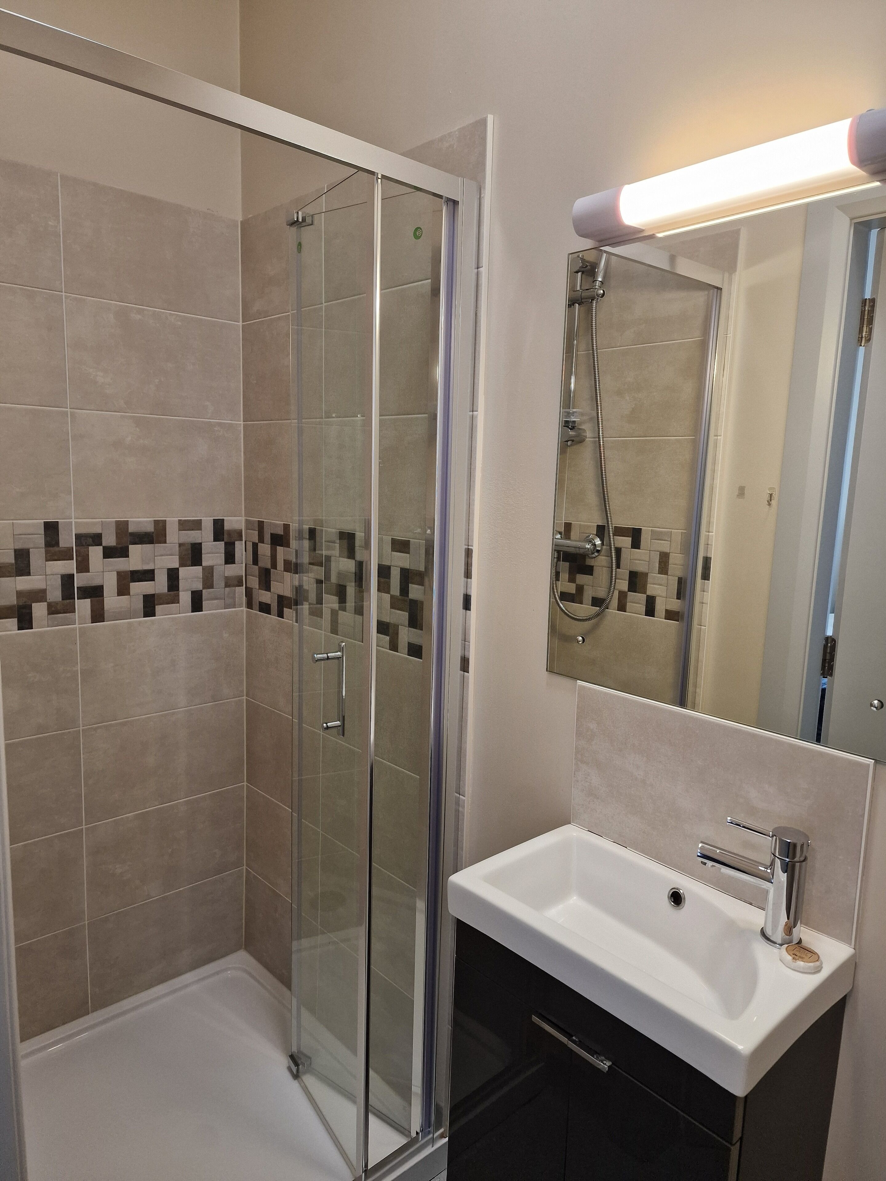 Quarto família, para não fumantes | Banheiro | Chuveiro, chuveiro com efeito de chuva