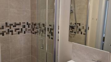 Chambre Familiale, non-fumeurs | Salle de bain | Douche, douche à « effet pluie », sÚche-cheveux, serviettes fournies