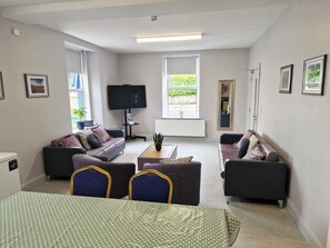 Full-size fridge, microwave, oven, stovetop - Trivia House Accomodation (Furnaceland)