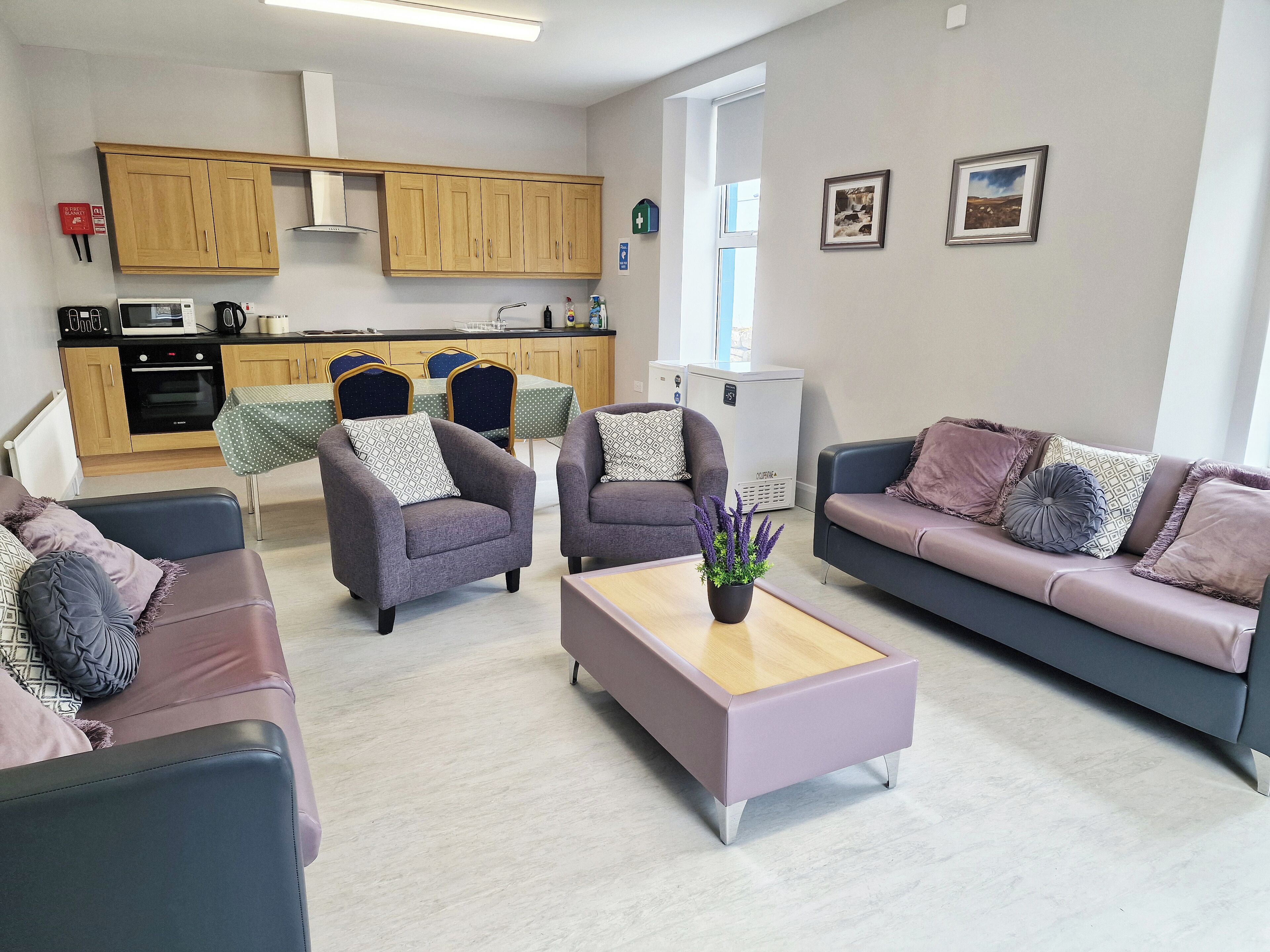 Frigorífic gran, microones, forn i placa de cuina 