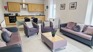 Full-sized fridge, microwave, oven, stovetop