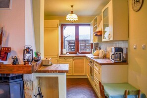 Een koelkast, een oven, een kookplaat, een koffiezetapparaat/waterkoker