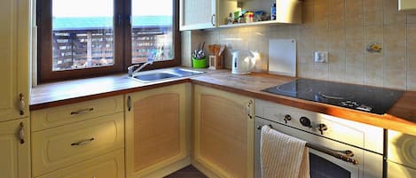 Frigorífic, forn, placa de cuina i cafetera i tetera