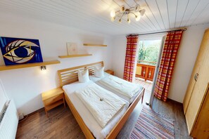 2 bedrooms, travel crib, free WiFi