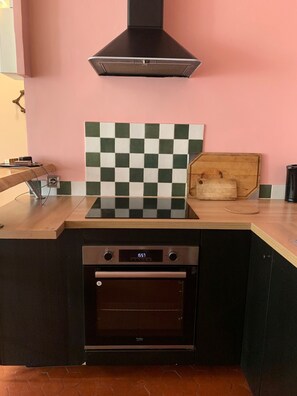 Fridge, microwave, oven, stovetop - Appartement Marseillais Typique Cosy et Coloré au Pied du Métro (Marseille)