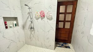 Een douche, handdoeken, zeep, shampoo