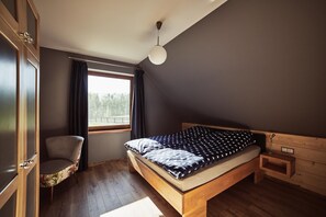 3 bedrooms, travel crib, free WiFi, bed sheets - holiday home directly at the lake, Dabie (Dabie)