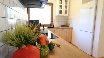 Køleskab, mikrobølgeovn, ovn, kogeplade