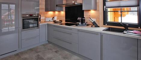 Frigorífico, microondas, horno y placa de cocina