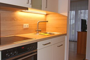 Kühlschrank, Mikrowelle, Ofen, Herdplatte