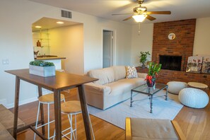 Smart TV, fireplace, offices - Quiet 4 BR Home with Pool + Patio (Fountain Valley)