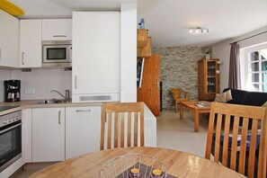 Fridge, microwave, oven, stovetop - Ferienwohnung im Reihenhaus, Friedrichkoog-Spitze (Friedrichskoog-Spitze)