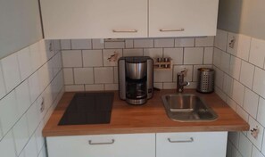 Kühlschrank, Herdplatte, Wasserkocher, Toaster