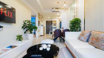 Deluxe-lejlighed - 2 soveværelser - køkken - byudsigt | Opholdsområde | 32-tommers fladskærms-tv med satellitkanaler