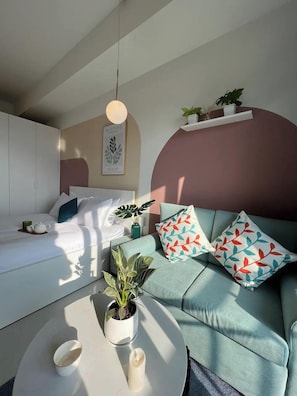 Studio Luxe, 1 grand lit, cuisine, vue ville | Coin séjour | Télévision à écran plat de 32 pouces avec chaînes par satellite