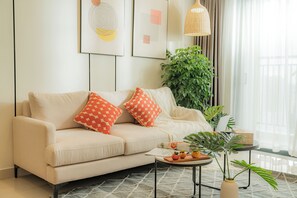 Appartement Deluxe, 3 chambres, cuisine | Coin séjour | Télévision à écran plat de 32 pouces avec chaînes par satellite