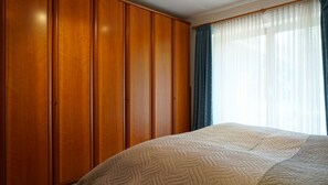 3 slaapkamers, een bureau, een strijkplank/strijkijzer, reisbedje