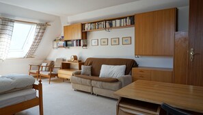 Een televisie, boeken en een stereo