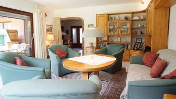 TV, livros, aparelho de som