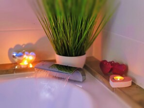 A bathroom with a sink, a potted plant, a heart-shaped candle, and decorative lights. - Wellness- Hottub & Sauna- Pet Friendly- Hiking (Keutschach am See)