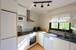 Geladeira, micro-ondas, fogão, cooktop