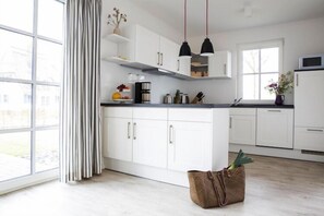 Een koelkast, een microgolfoven, een oven, een kookplaat