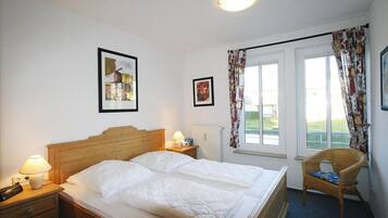 1 bedroom, travel crib