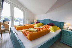 1 bedroom, travel cot