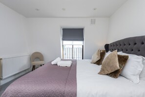 2 habitaciones, escritorio y tabla de planchar con plancha 