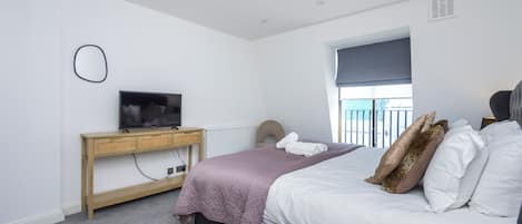 2 bedrooms, desk, iron/ironing board, travel cot