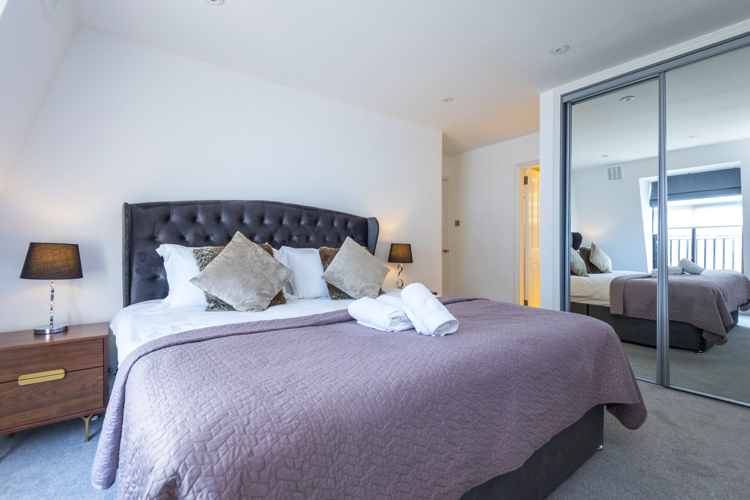 2 dormitorios, escritorio, tabla de planchar con plancha y cuna de viaje