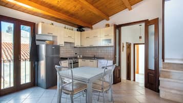 Apartamento, 3 quartos | Cozinha privada | Geladeira, fogão, cooktop, talheres/pratos/utensílios de cozinha